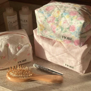 Handsydda necessärer  - Handsydda necessärer av 100% upcycled tyg, finns att köpa på Instagram @se.fiore 💕