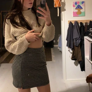 Rutig kjol - Jättefin rutig kjol med en slits på ena sidan som tyvärr är lite för kort för mig. 