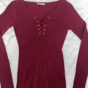 Passar S,M och L - Materialet är JÄTTE mjukt,tjockt och ribbat.  Jätte stretchig och passar S och L också. Andra bilden är med filter de därför den ser ut så