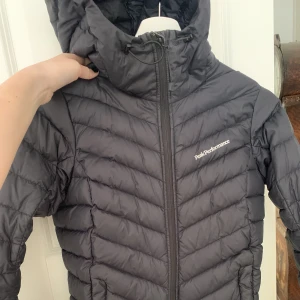 Peak jacka  - Jacka från peak köpt för två år sen. Jackan har inga skador och är som ny.  😍