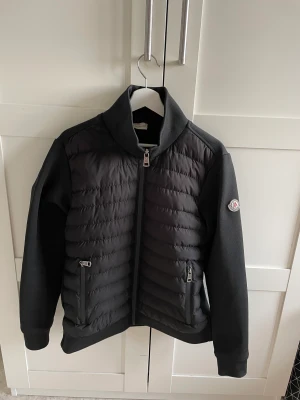 Cardigan  - Säljer en moncler cardigan. Storlek small. Jättebra skick.