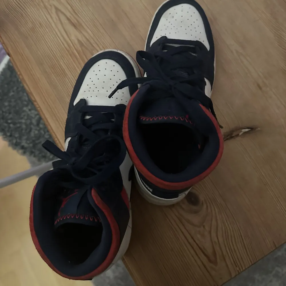 Jordans i storlek 38 junior. Passar mig som vanligtvis har 37/38. Skorna är i fint skick. Kontakta mig vid eventuella frågor samt vid fler bilder. Köparen står för frakten.. Skor.