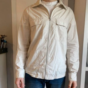 Tunn vårjacka/skjorta - Knappt använd, fräsch snygg vår jacka/skjorta