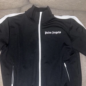 Palm angels  - Palm angels tracksuit top Storlek L men passar M Använd men i ny skick Hör av dig om du har frågor eller för fler bilder!