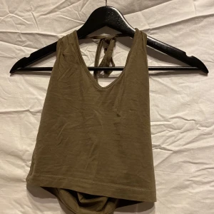 weekday cropped linne - fint och väldigt skönt olivgrönt linne med knytning i nacken och öppen rygg! perfekt inför sommaren!