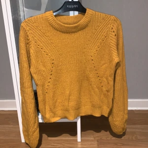 Stickad tröja - Gul stickad tröja i storlek 158-164. 120kr+frakt