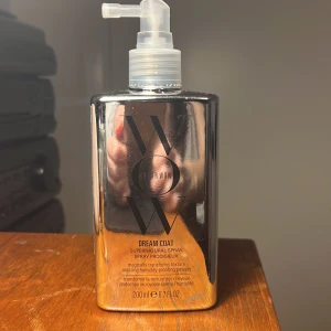Color Wow dream coat supernatural spray - Den populära produkten från Color Wow. Använd 2 gånger. Går håret helt frissfritt och extremt lent, aktiveras av värme. Är grym när man ska föna håret och göra en blowout. Kolla gärna in mina andra annonser🫶🏽