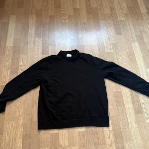svart tröja - en helt svart tröja från h&m som är i prima skick, knappt använts, passar relativt löst på mig (188cm 90kg)
