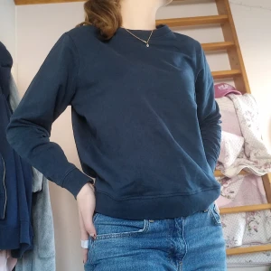 Tunn sweatshirt - Superbekväm sweatshirt ifrån gekås. Perfekt att ha på vandring eller i stallet. Inga tecken på användning. Pris går att diskutera💗💗