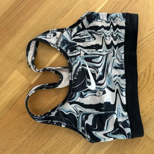 Nike sport-bh  - Säljer min Nike sport-bh som aldrig är andvänd! Bra kvalite Nypris 300kr säljer för 130kr Köparen står för frakten