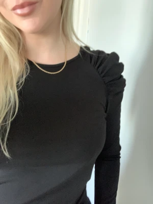 Svart topp - Snygg svart topp från BikBok. Storlek M men skulle även passa en S bra. Något använd men i superbra skick. 