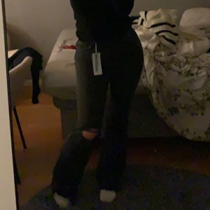 Jeans - Svarta byxor från Gina med hål på knät. Fint skick. Köparen står för frakten❣️