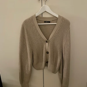 Mysig kofta - Beige Kofta från Gina Tricot i fint stickad. 
