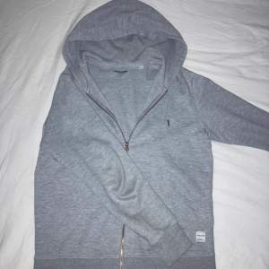 Grå zip hoodie från Jack & Jones. Köpt på Zalando. Ganska tight modell. Nästan för liten på mig (jag är 182 cm)