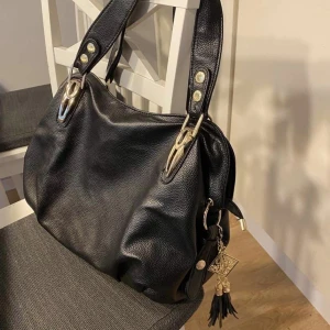 Väska - Säljer en fin väska som är köpt för cirka 2 år sedan för 400 kronor. Aldrig använt pågrund av att den var större än vad jag trodde och inte min stil. Helt ny i nytt skick. 