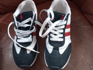 Gymnastikskor stl 39 - Fina Gymnastikskor blåvita i storlek 39 och endast använda någon enstaka gång inomhus av äldre person. Obetydligt använda. Hämtas i Skene alt skickas o köpare betalar frakten o Swishbetalning tillämpas alt kontant betalning .