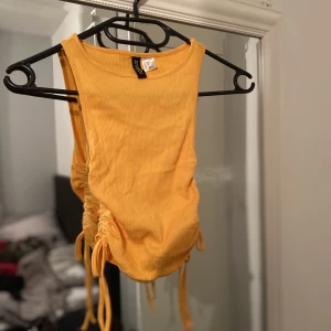 Orange topp - Väldigt fin färg till sommaren😍 aldrig använts! Storlek Xs