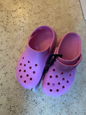 Crocs tofflor  - Säljer ett par crocs tofflor.  Kommer inte till användning.  Säljer pga av att dom är för smö för mig. Helt nya   Frakt står köpare för själv   Tar emot Swish och posta 