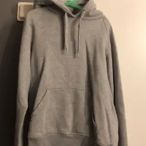 Säljer denna vanliga gråa hoodie pga för liten! Nypris 199