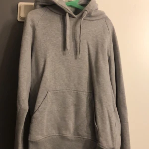 Hoodie - Säljer denna vanliga gråa hoodie pga för liten! Nypris 199