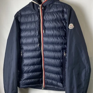 Moncler Alavoine Giubbotto - Tja jag säljer min Moncler Alavoine Giubbotto jacka eftersom den är förliten.  - cond 9/10 - size 2 - köpte den på wiltonstuff AB - säljer pga att den är förliten  - sitter som en Medium
