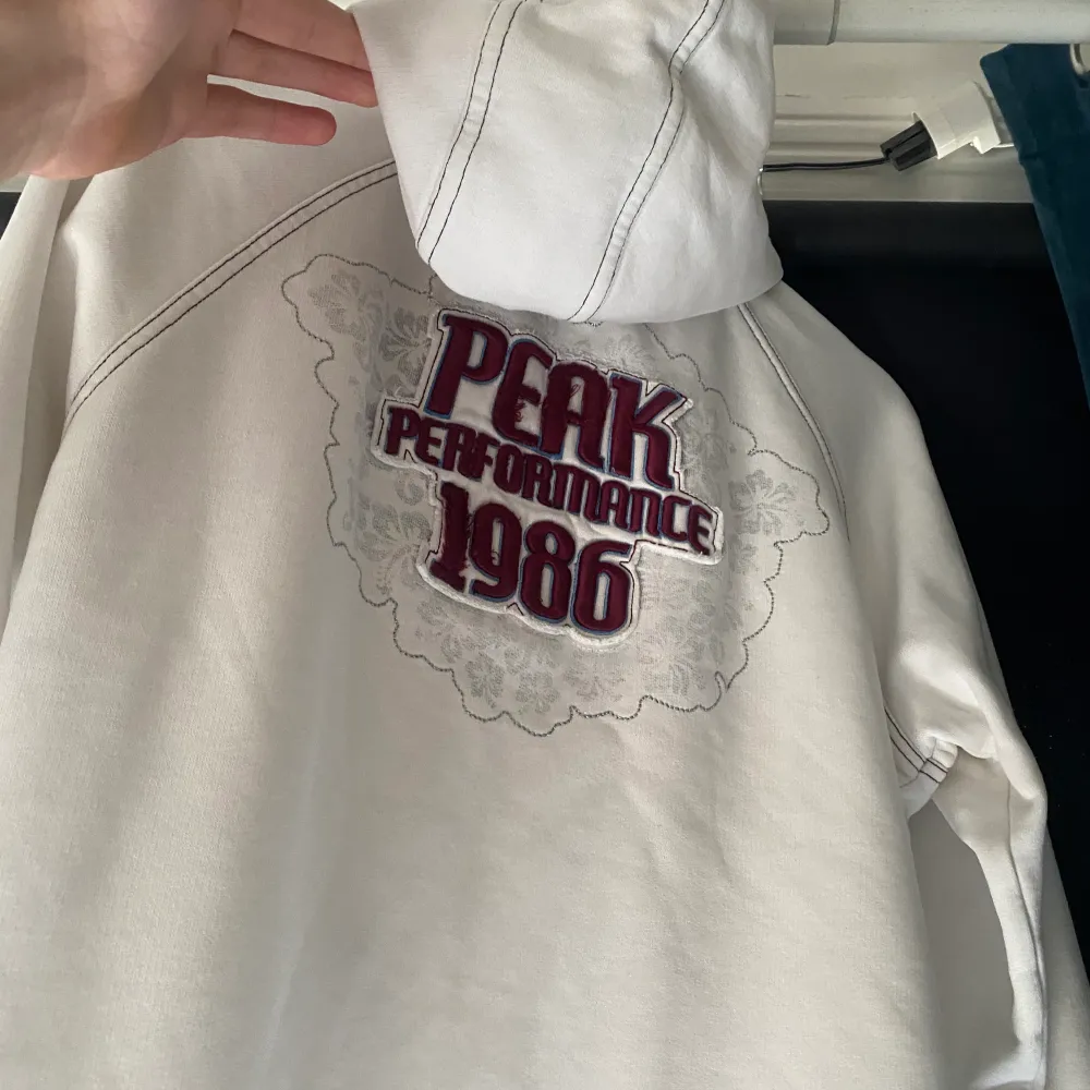 Säljer nu min peak tröja. Den är i okej skick och extremt snygg, säljer den billigt pga av skicket, inga seriösa fel med den men använd och tvättad några gånger ;). Tröjor & Koftor.