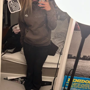 Brun nike hoodie  - Köptes för nått år sen, jätte fint skick! Knappt använd! Pris går att diskutera:)