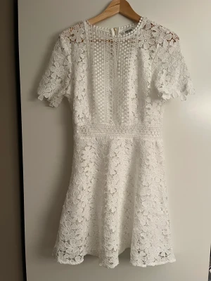 STUDENTKLÄNNING!!!!! - Nu säljer jag min älskade studentklänning. Använd vid ett tillfälle (studenten). Så så fin!!  Nypris runt 500kr