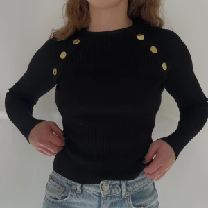 Zara tröja - Fin zara tröja med guldiga detaljer, aldrig använd. 💗  (Köparen står för frakten)