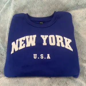 En blå sweater från shein. Väldigt bra skick. Köpare står för frakt och pris går alltid att diskutera. 🫶