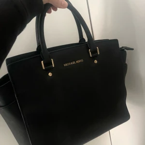 Michael kors Selma bag  - Säljer min äkta Michael kors väska som ja köpte flera år sen. Använder inte längre. Kan tänka mig gå ner i pris vid snabb affär