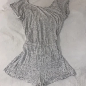 Grå jumpsuit/playsuit pyjamas romper - Grå jumpsuit från HM  Storlek XS 
