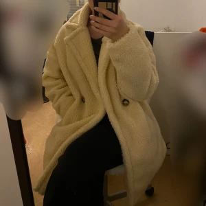 Teddy kappa - Mysig kappa i teddybjörns material. Aldrig använd pga fel storlek och därför säljs den. Storlek 38, väldigt mysig varm och stor, går att stänga.  Nypris: 500kr säljer den för 200kr  