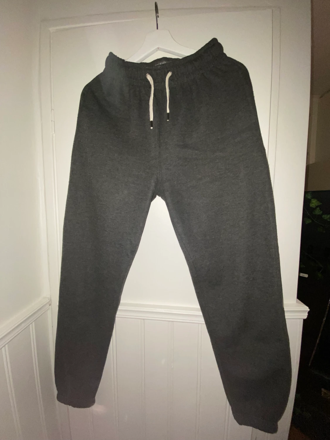 Gråa formgivande mjukisbyxor med bakficka