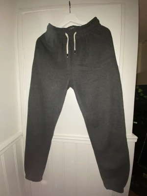 Gråa formgivande mjukisbyxor med bakficka - Mörkgråa mjukisbyxor med en bakficka och två sidfickor, fin passform Storlek XS