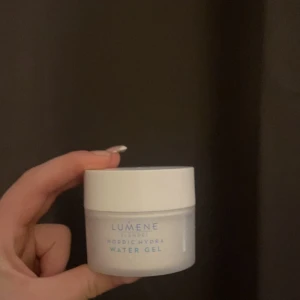 Lumene ansiktskräm - Super bra ansiktskräm som man kan ha innan man tar på sminket ,sminket blir så utjämnat och fint med den under💕använd ungefär 5 ggr så inte alls mycket använt