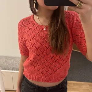 Snygg stickad tshirt - Såå sjukt snygg! Den är även lite glittrig, som man kan se på sista bilden❤️Jättebra skick!