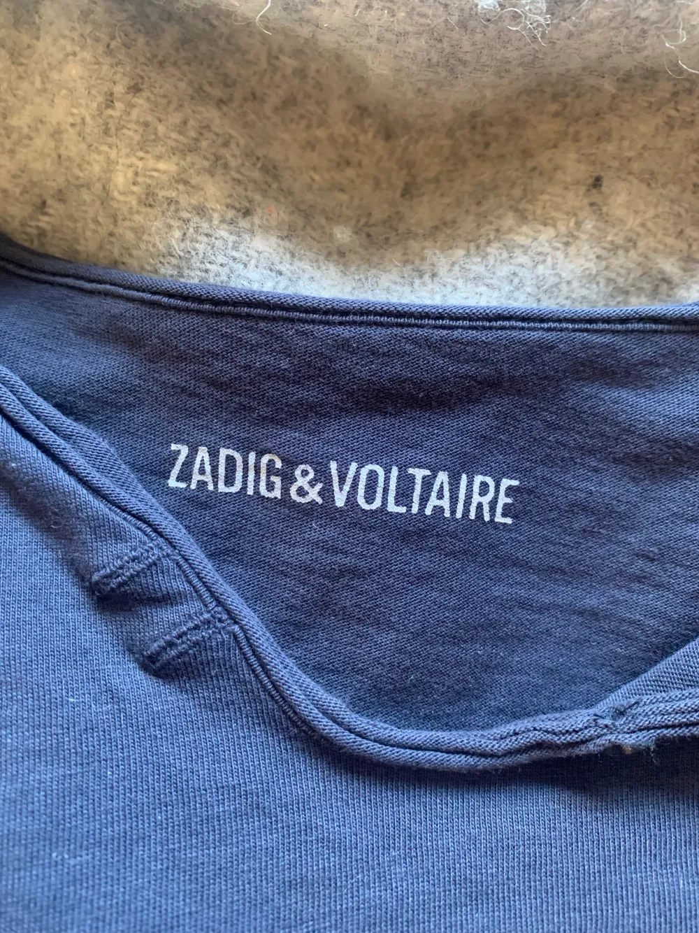 Säljer denna Zadig Voltaire t-shirt, endast använd fåtal gånger!💗 . T-shirts.