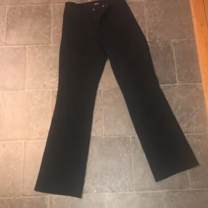 3 par kostymbyxor  - Säljer dessa 3 kostymbyxor 2 är i strl 34 och  den andra 36, den i storlek 36 finns det en fläck hör av er om ni vill ha bild på fläcken. Vet inte riktigt vad jag vill sälja dom för så  kom med förslag 💗 hör av er  om ni har någon fråga 