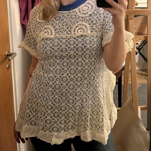 Mönsterstickad blus/topp - En superfin topp med mönster, funkar som poncho, och passar superbra att bära med en topp under. Toppen är tunn och är även i gott skick, då den har använts 2 gånger. Det går smidigt att justera toppens passform utifrån 2 band på vardera sida.