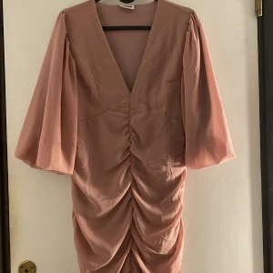 Noisy May klänning - Säljer denna superfina klänningen som passar perfekt till sommaren. Köpte för ca 350kr, säljer för 100kr + frakt