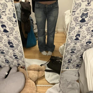 Skit snygga jeans ifrån vila  - Lowwaisted jeans som går att styla på många olika sätt! Säljer då dem inte används! 