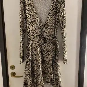 Så fin långärmad klänning i leopardmöster, storlek 170. 100kr + frakt🫶🏼