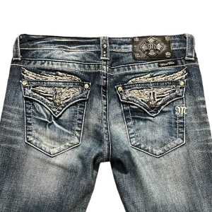 Miss me jeans - Läs min bio innan ni skriver❣️Otroliga miss me jeans! Sjukt svåra att få tag på. Vingar på rumpan med stenar. Innerben: 82, midjemått: 84, jag är 165.