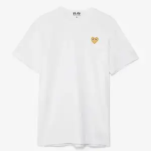 Comme des Garçons t-shirt med guld hjärta. Aldrig använd och köpt på nk. Passade inte min stil derför säljer jag den.