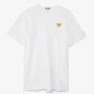 Comme des Garçons t-shirt (vit) - Comme des Garçons t-shirt med guld hjärta. Aldrig använd och köpt på nk. Passade inte min stil derför säljer jag den.