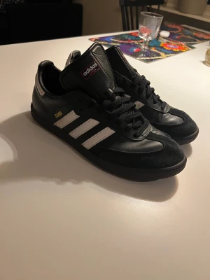 Adidas samba  - Hej säljer mina adidas samba i mycket bra skick, använda fåtal gånger.  Skriv för mer info 