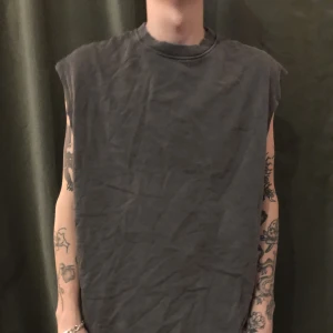 iets frans linne - Tröjan är från Urban Outfiters, är storlek S (men naturligt oversized), är designad med avklippta armar och är har ett rätt tjock material (100% cotton). Använd förut men tröjan har inga spår av att vara använd. 