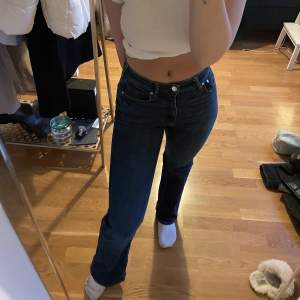 Flare/bootcut jeans från h&m i storlek 34 men passar mig som brukar ha 36🫶🏼