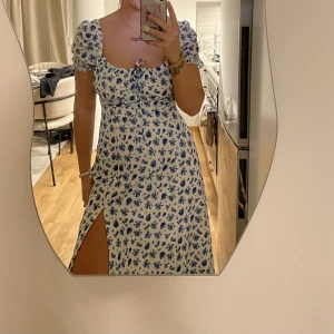 Söt långklänning  - Jätte söt och fin långklänning, blå och vit med blommor på, öppen där fram som en urringning ungefär, man kan även knyta där framme om man vill ha de mer säkert. Så fin, älskar men kommer inte komma till användning mer